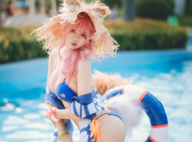 【COS正片】死宅少女鱼一可泳装cos FGO玉藻前夏日泳池美少女